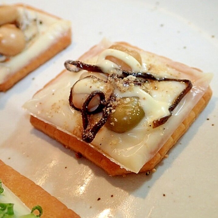 チーズとサラダ豆と塩昆布の焼きクラッカー